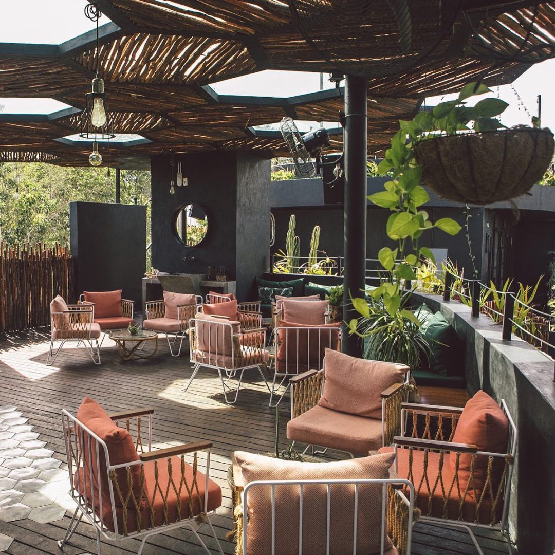 Maka Hotel Boutique, ubicado en el paraíso tropical de Tulum, es su puerta de entrada a una experiencia de bienestar, un santuario donde la belleza de la naturaleza se fusiona con un diseño contemporáneo.