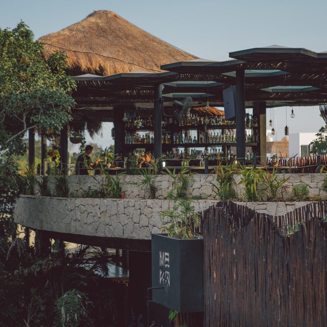 Maka Hotel Boutique, ubicado en el paraíso tropical de Tulum, es su puerta de entrada a una experiencia de bienestar, un santuario donde la belleza de la naturaleza se fusiona con un diseño contemporáneo.