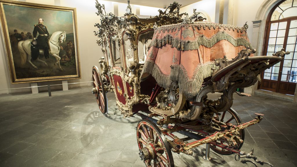 Por su fuerza simbólica, el Castillo de Chapultepec es quizás el monumento más visitado de México. En la actualidad, cada año atrae a poco más de un millón y medio de visitantes que recorren sus senderos y buscan sus jardines, admiran sus fuentes, interpretan los signos de sus trece pinturas murales o celebran las efemérides de aquellas jornadas que construyeron la nación.
