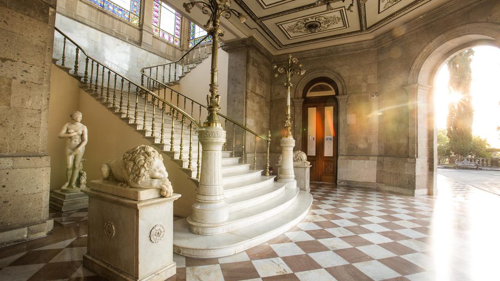Por su fuerza simbólica, el Castillo de Chapultepec es quizás el monumento más visitado de México. En la actualidad, cada año atrae a poco más de un millón y medio de visitantes que recorren sus senderos y buscan sus jardines, admiran sus fuentes, interpretan los signos de sus trece pinturas murales o celebran las efemérides de aquellas jornadas que construyeron la nación.