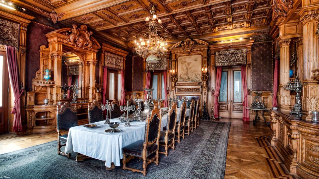 Por su fuerza simbólica, el Castillo de Chapultepec es quizás el monumento más visitado de México. En la actualidad, cada año atrae a poco más de un millón y medio de visitantes que recorren sus senderos y buscan sus jardines, admiran sus fuentes, interpretan los signos de sus trece pinturas murales o celebran las efemérides de aquellas jornadas que construyeron la nación.