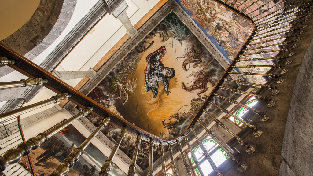 Por su fuerza simbólica, el Castillo de Chapultepec es quizás el monumento más visitado de México. En la actualidad, cada año atrae a poco más de un millón y medio de visitantes que recorren sus senderos y buscan sus jardines, admiran sus fuentes, interpretan los signos de sus trece pinturas murales o celebran las efemérides de aquellas jornadas que construyeron la nación.