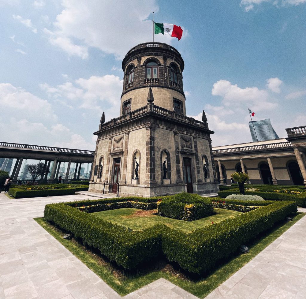 Por su fuerza simbólica, el Castillo de Chapultepec es quizás el monumento más visitado de México. En la actualidad, cada año atrae a poco más de un millón y medio de visitantes que recorren sus senderos y buscan sus jardines, admiran sus fuentes, interpretan los signos de sus trece pinturas murales o celebran las efemérides de aquellas jornadas que construyeron la nación.