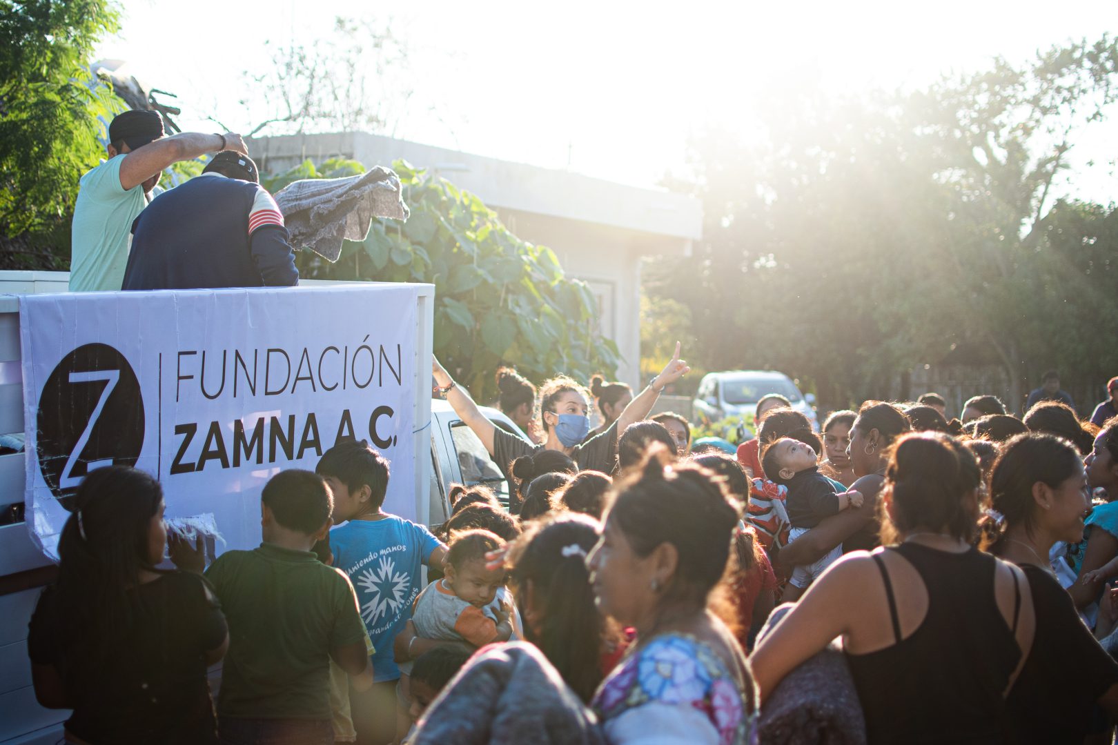 Encabezada por la licenciada Silvia Molina Landeros, el equipo de la fundación, desde una perspectiva auténtica de solidaridad, respalda diferentes proyectos y personas con recursos para mejorar quehaceres y vidas, sobre todo en las comunidades mayas.