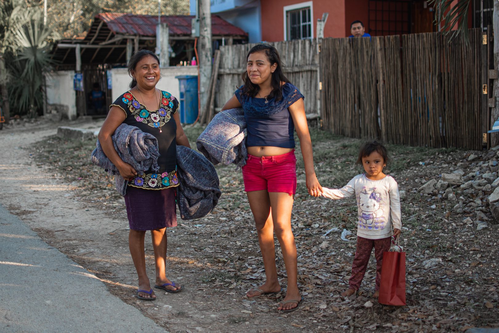 Encabezada por la licenciada Silvia Molina Landeros, el equipo de la fundación, desde una perspectiva auténtica de solidaridad, respalda diferentes proyectos y personas con recursos para mejorar quehaceres y vidas, sobre todo en las comunidades mayas.