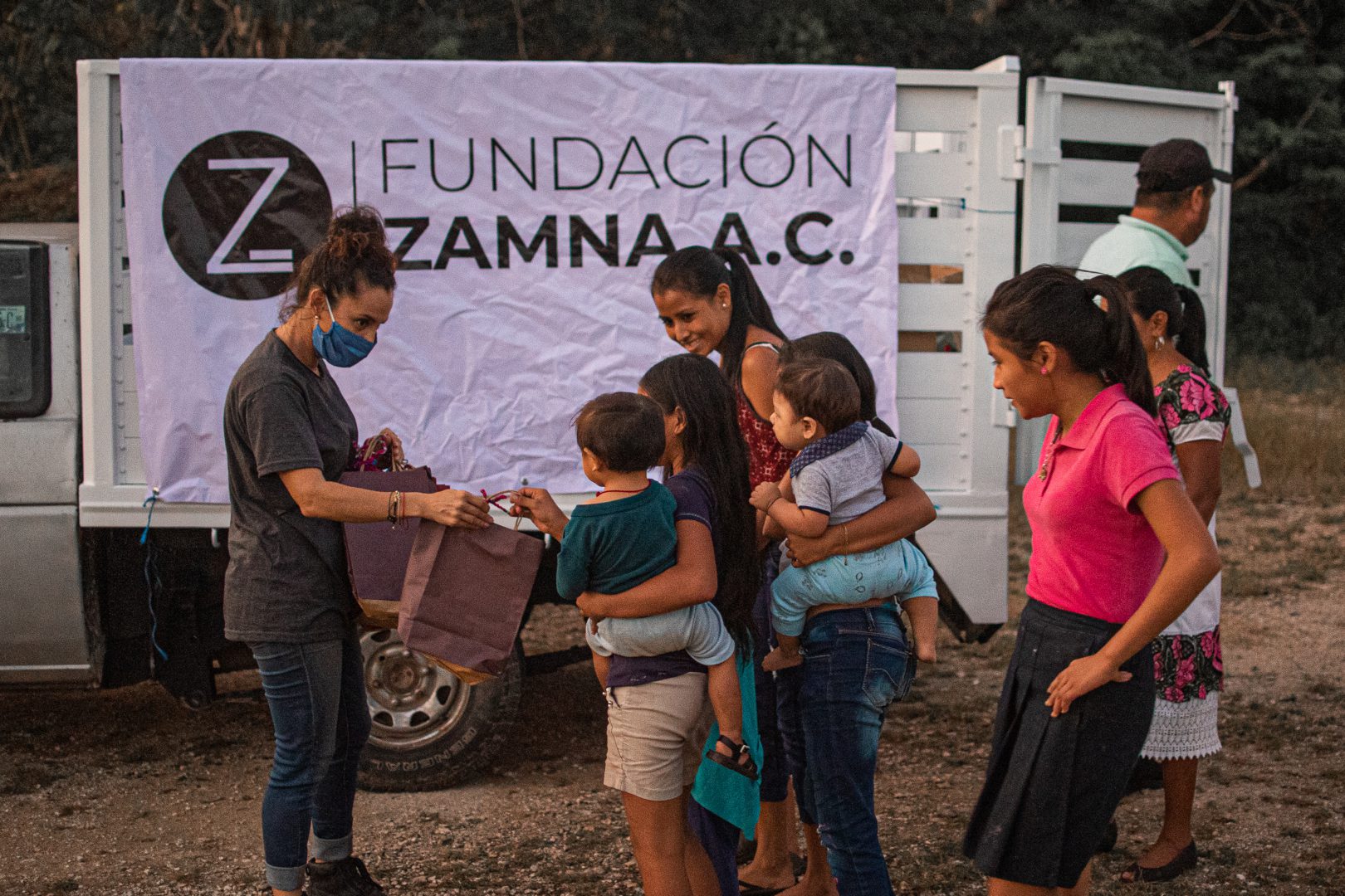 Encabezada por la licenciada Silvia Molina Landeros, el equipo de la fundación, desde una perspectiva auténtica de solidaridad, respalda diferentes proyectos y personas con recursos para mejorar quehaceres y vidas, sobre todo en las comunidades mayas.