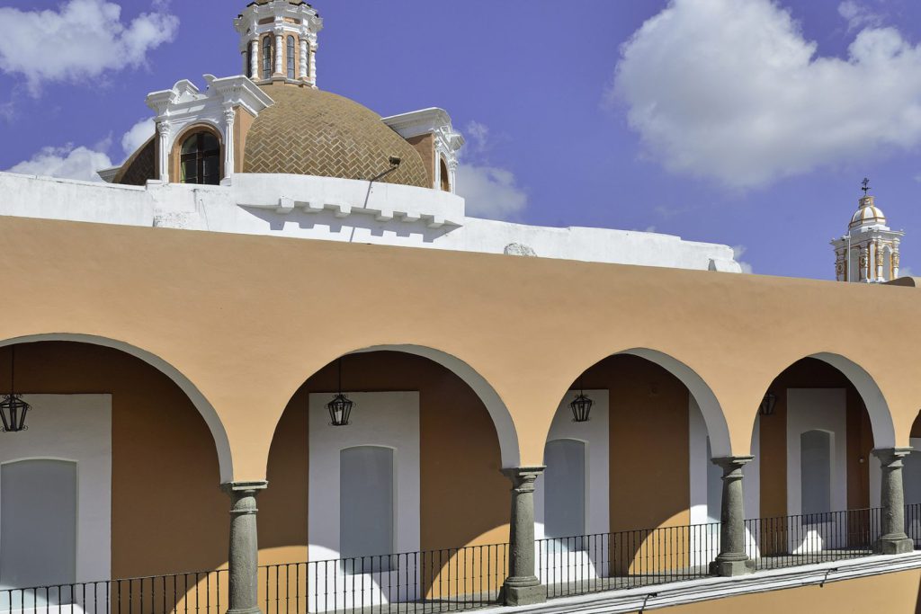 El Museo Amparo, ubicado en el corazón de la histórica ciudad de Puebla, es considerado uno de los centros culturales y de exhibición más importantes de México. Con un programa constante de actividades, exposiciones temporales y eventos, es una parada imperdible para quienes visiten Puebla.