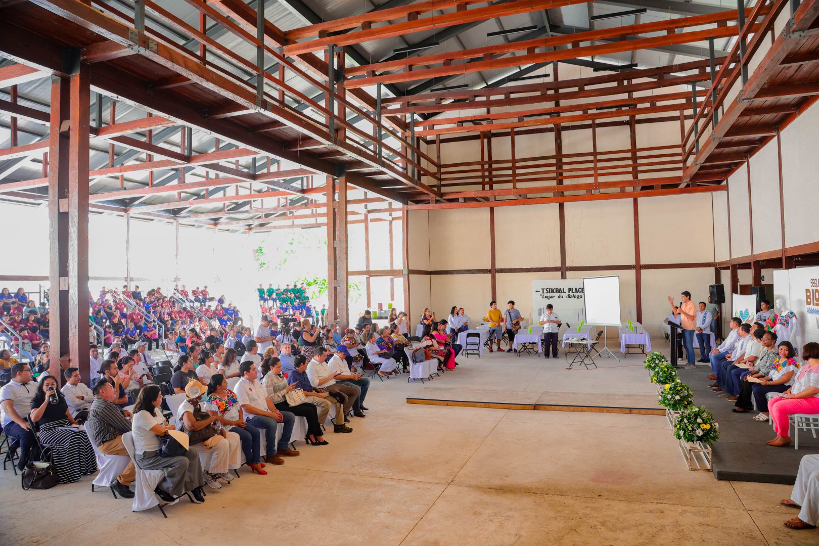 De manera exitosa, se llevó a cabo la segunda edición del “Encuentro Biocultural Maya Ka’an” en Felipe Carrillo Puerto en donde se reunieron artesanos, productores, empresas y grupos de turismo comunitario provenientes de 22 comunidades de Felipe Carrillo Puerto, José María Morelos y de la comunidad de Punta Allen, Tulum. 