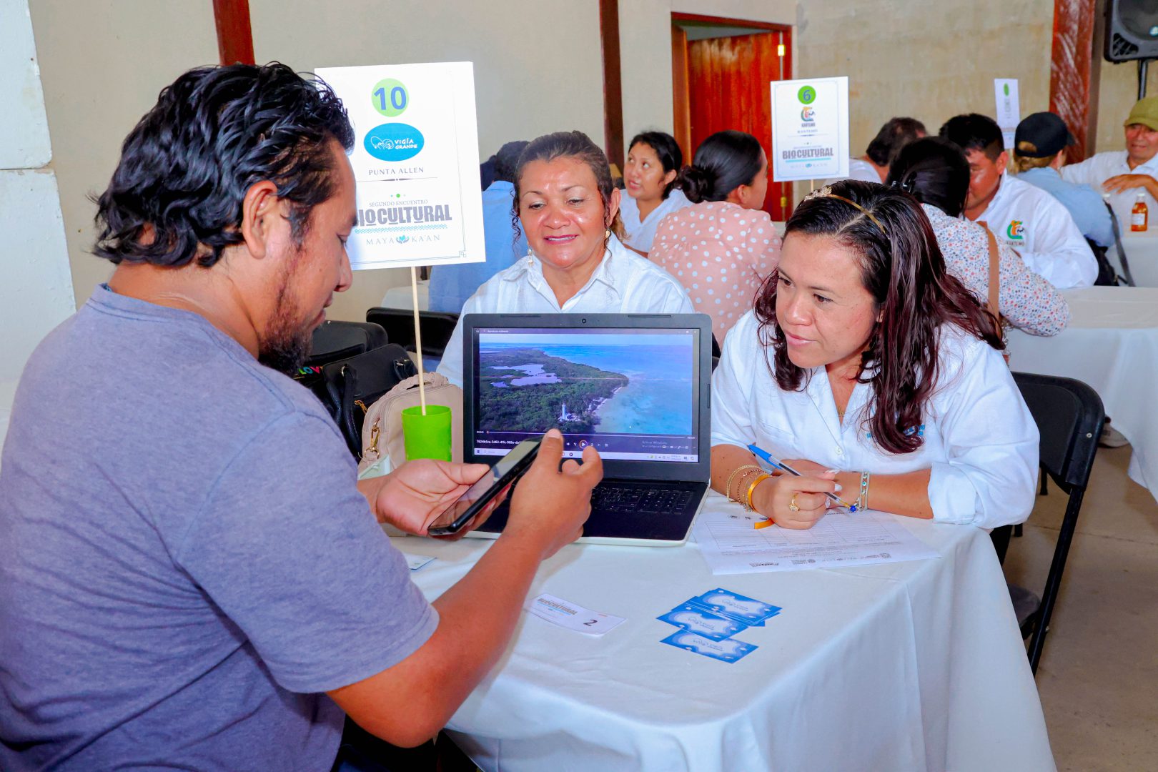 De manera exitosa, se llevó a cabo la segunda edición del “Encuentro Biocultural Maya Ka’an” en Felipe Carrillo Puerto en donde se reunieron artesanos, productores, empresas y grupos de turismo comunitario provenientes de 22 comunidades de Felipe Carrillo Puerto, José María Morelos y de la comunidad de Punta Allen, Tulum. 