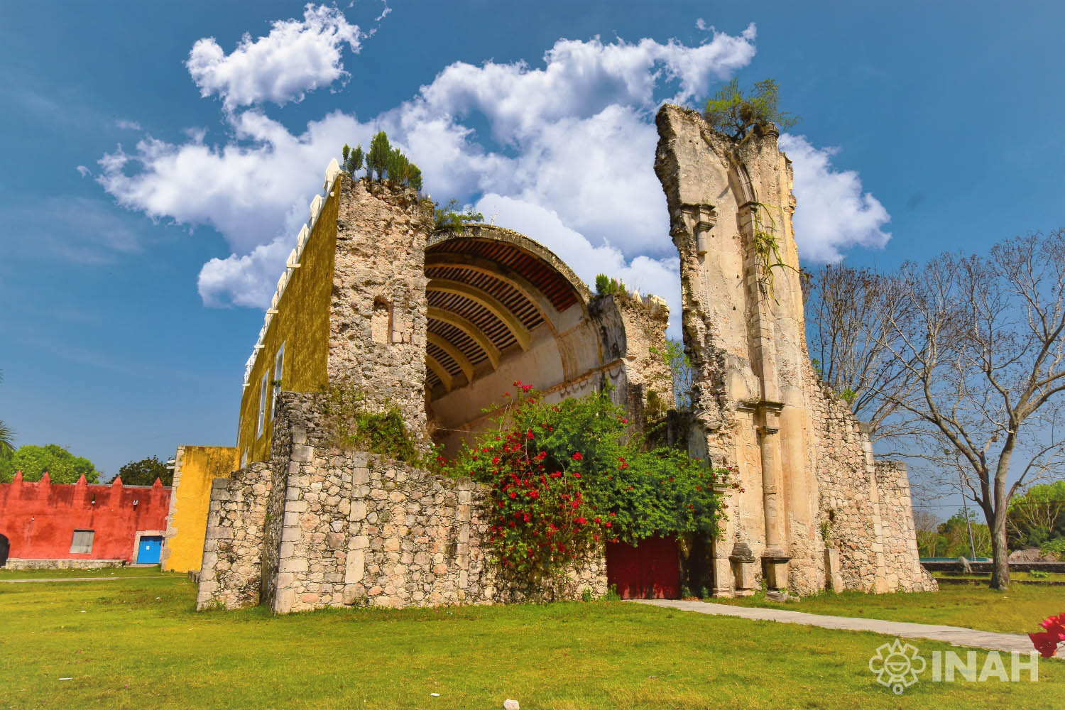 Perteneciente al Instituto de la Cultura y las Artes de Quintana Roo y ubicado en una ex hacienda del siglo XVIII, en Tihosuco, el Museo de la Guerra de Castas exhibe la historia de la rebelión armada del siglo XIX de los indígenas mayas contra los blancos de Yucatán.