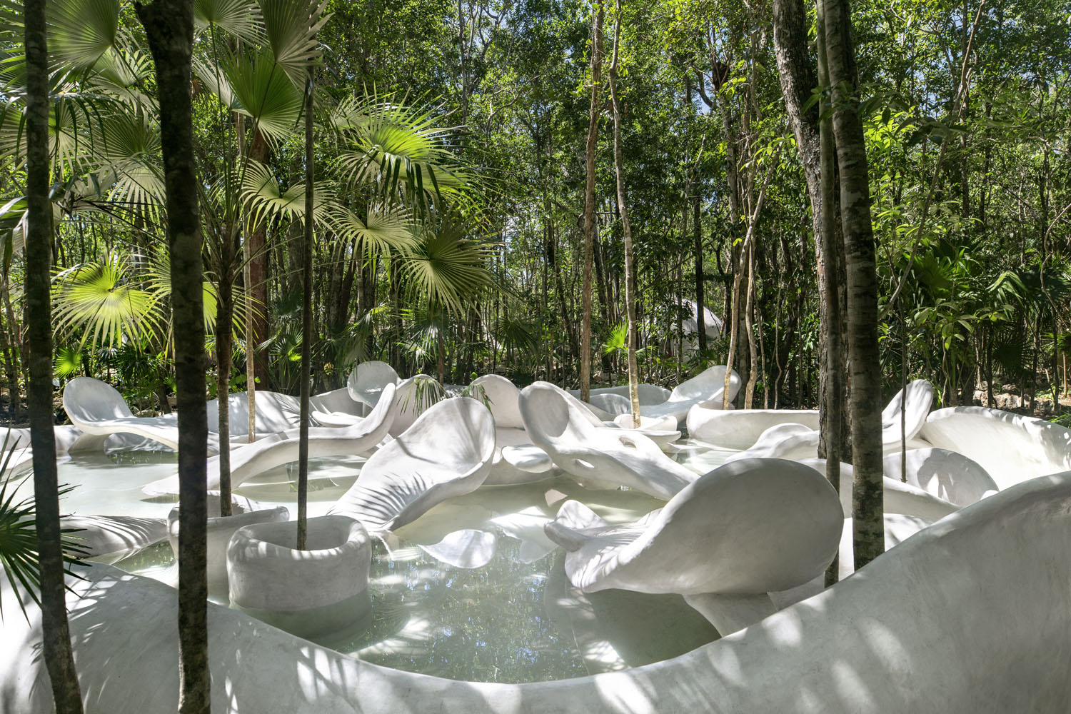 El Jardín En-cantado es una obra de arte viva, comisionada por SFER IK Museion, curada por Marcello Dantas y creada por la artista Cristina Ochoa en colaboración con Roth Architecture