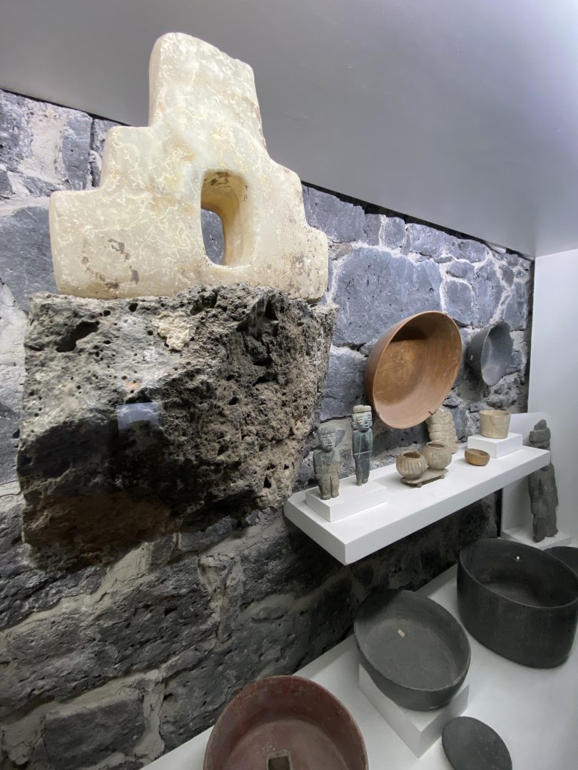 Desde un sitial que genera admiración y devoción en el espectador, ancestrales esculturas dialogan con obras de arte contemporáneo, logrando un eco del presente en el pasado. Este diálogo visual constante dentro del Anahuacalli fue el sueño de Rivera, que el muralista no vio terminado debido a su fallecimiento en 1957.