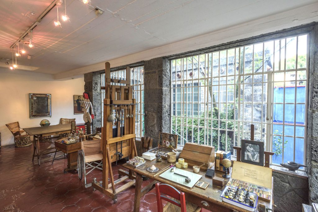 Mundialmente conocido como la “Casa Azul”, el Museo Frida Kahlo cumple 65 años de existencia en 2023. Fue el 30 de julio de 1958 cuando abrió sus puertas al público como una casa museo: el primer museo de este tipo inaugurado en la república mexicana.