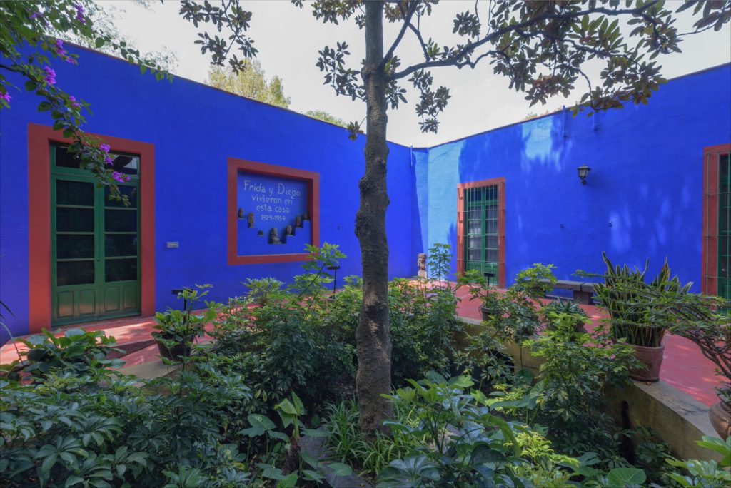 Mundialmente conocido como la “Casa Azul”, el Museo Frida Kahlo cumple 65 años de existencia en 2023. Fue el 30 de julio de 1958 cuando abrió sus puertas al público como una casa museo: el primer museo de este tipo inaugurado en la república mexicana.