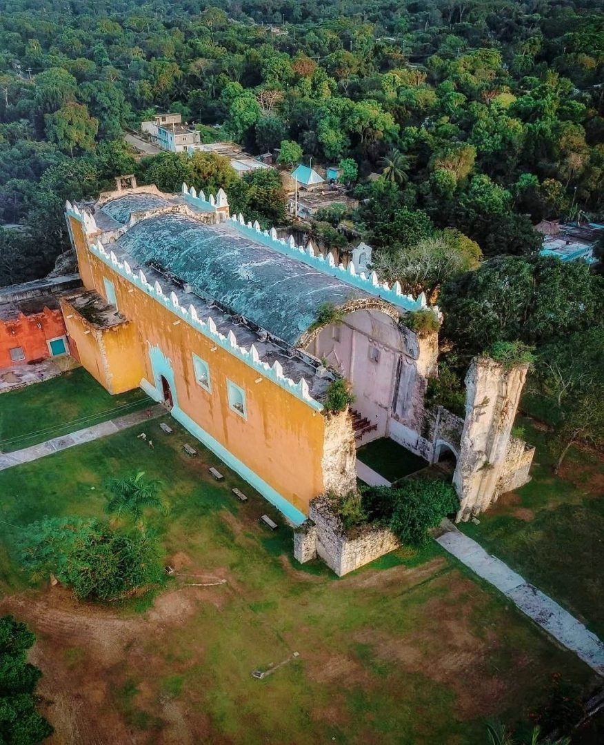 Perteneciente al Instituto de la Cultura y las Artes de Quintana Roo y ubicado en una ex hacienda del siglo XVIII, en Tihosuco, el Museo de la Guerra de Castas exhibe la historia de la rebelión armada del siglo XIX de los indígenas mayas contra los blancos de Yucatán.