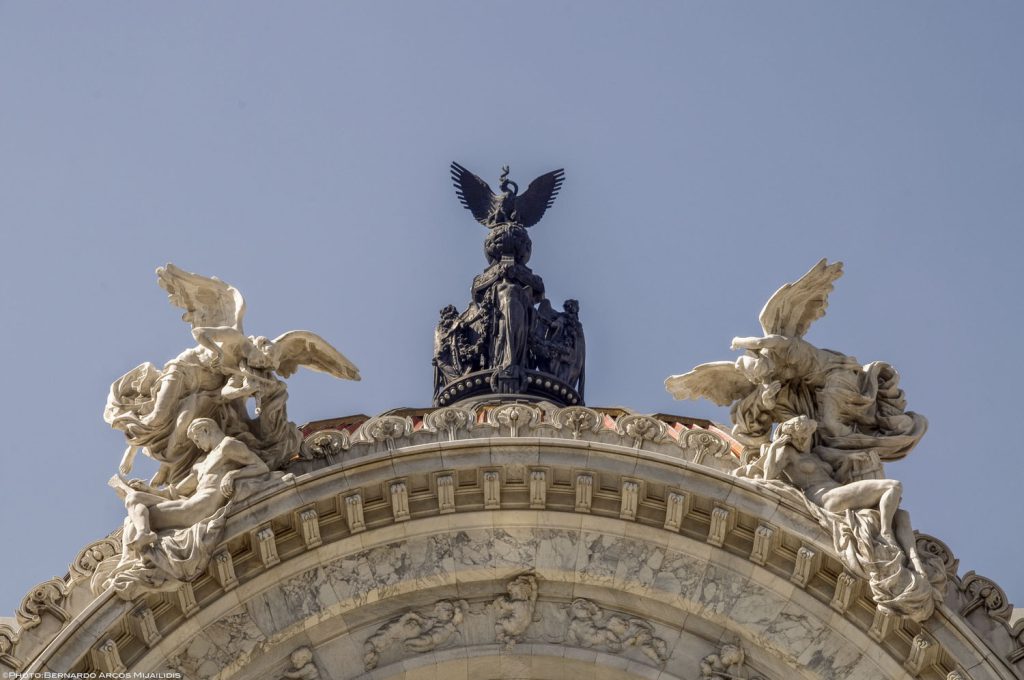 El Museo del Palacio de Bellas Artes (MPBA), ubicado en uno de los edificios más icónicos de la Ciudad de México, es heredero del primer museo de arte en el país dedicado a exhibir objetos artísticos para su contemplación: el Museo de Artes Plásticas, el cual abrió sus puertas en noviembre de 1934, poco después de la inauguración del palacio.