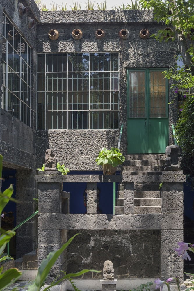 Mundialmente conocido como la “Casa Azul”, el Museo Frida Kahlo cumple 65 años de existencia en 2023. Fue el 30 de julio de 1958 cuando abrió sus puertas al público como una casa museo: el primer museo de este tipo inaugurado en la república mexicana.
