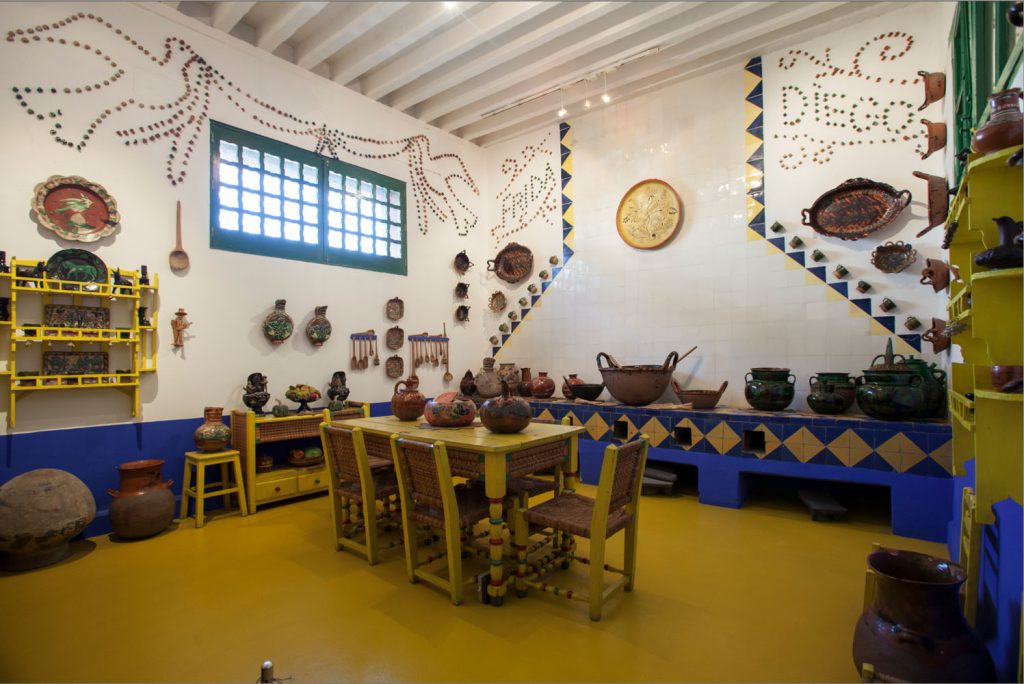 Mundialmente conocido como la “Casa Azul”, el Museo Frida Kahlo cumple 65 años de existencia en 2023. Fue el 30 de julio de 1958 cuando abrió sus puertas al público como una casa museo: el primer museo de este tipo inaugurado en la república mexicana.