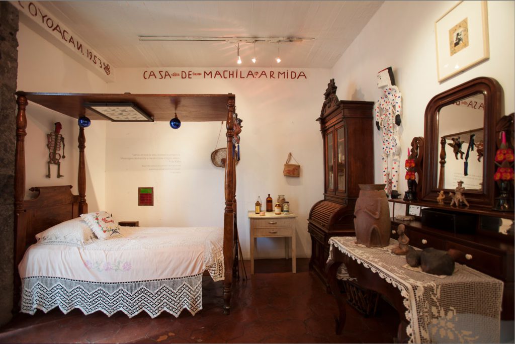 Mundialmente conocido como la “Casa Azul”, el Museo Frida Kahlo cumple 65 años de existencia en 2023. Fue el 30 de julio de 1958 cuando abrió sus puertas al público como una casa museo: el primer museo de este tipo inaugurado en la república mexicana.