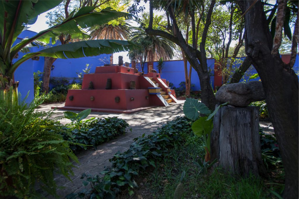 Mundialmente conocido como la “Casa Azul”, el Museo Frida Kahlo cumple 65 años de existencia en 2023. Fue el 30 de julio de 1958 cuando abrió sus puertas al público como una casa museo: el primer museo de este tipo inaugurado en la república mexicana.