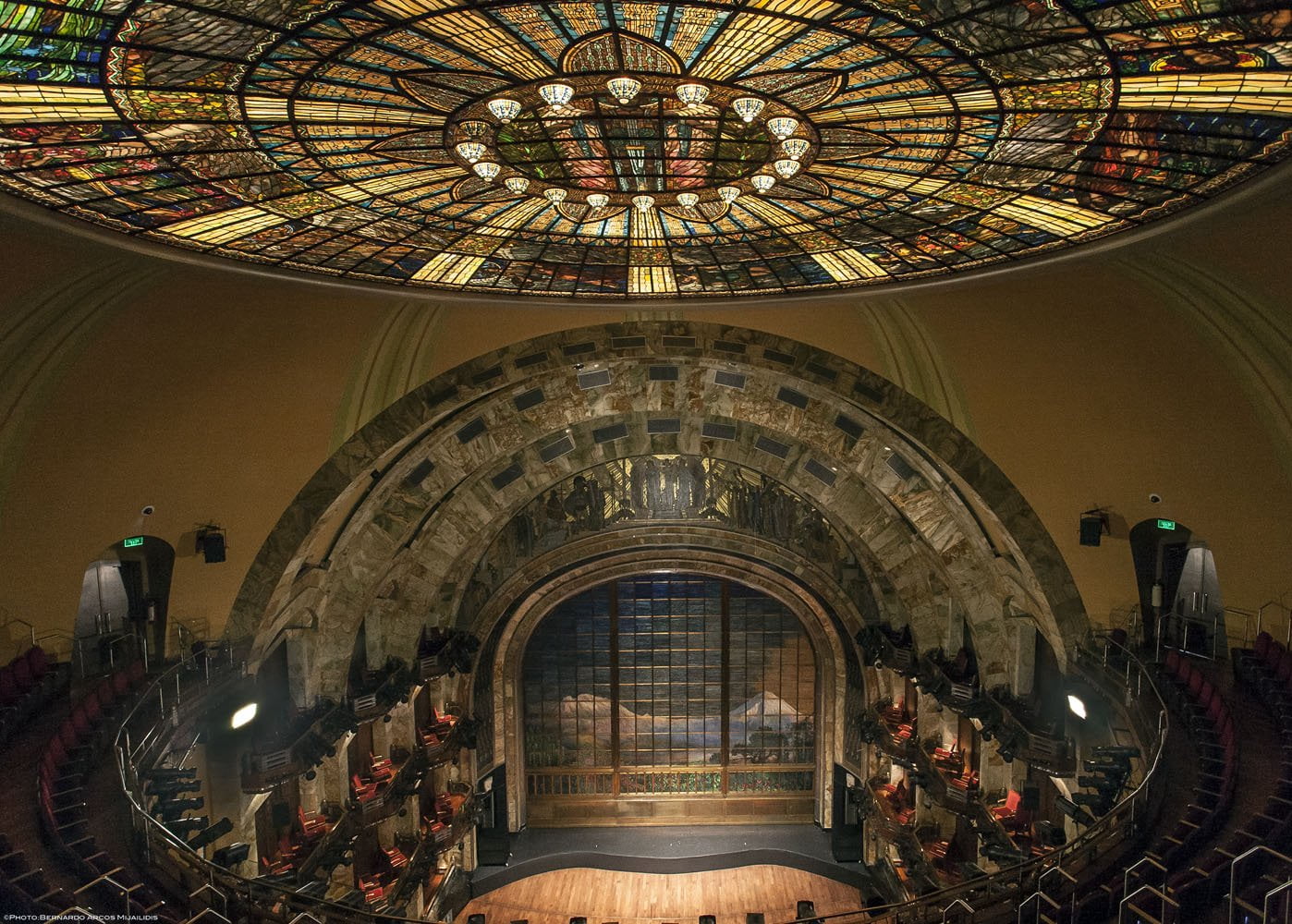 El Museo del Palacio de Bellas Artes (MPBA), ubicado en uno de los edificios más icónicos de la Ciudad de México, es heredero del primer museo de arte en el país dedicado a exhibir objetos artísticos para su contemplación: el Museo de Artes Plásticas, el cual abrió sus puertas en noviembre de 1934, poco después de la inauguración del palacio.