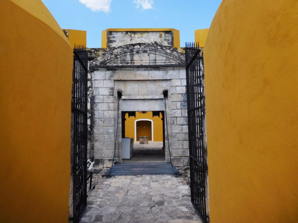 El Fuerte de San José el Alto forma parte del sistema defensivo de la ciudad de Campeche, construido fuera del recinto amurallado en el siglo XVIII. Su construcción concluyó el nueve de agosto de 1792, bajo la supervisión del teniente de rey José Sabido, sobre el cerro de la Vigía Vieja, nombre de un primer puesto defensivo instalado en el lugar.