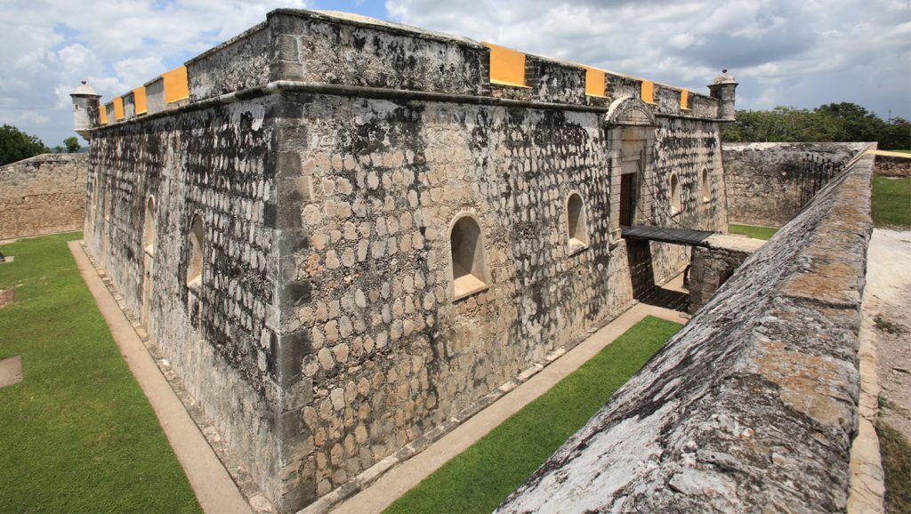 El Fuerte de San José el Alto forma parte del sistema defensivo de la ciudad de Campeche, construido fuera del recinto amurallado en el siglo XVIII. Su construcción concluyó el nueve de agosto de 1792, bajo la supervisión del teniente de rey José Sabido, sobre el cerro de la Vigía Vieja, nombre de un primer puesto defensivo instalado en el lugar.