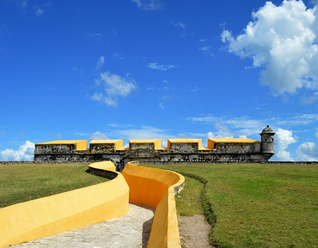 El Fuerte de San José el Alto forma parte del sistema defensivo de la ciudad de Campeche, construido fuera del recinto amurallado en el siglo XVIII. Su construcción concluyó el nueve de agosto de 1792, bajo la supervisión del teniente de rey José Sabido, sobre el cerro de la Vigía Vieja, nombre de un primer puesto defensivo instalado en el lugar.