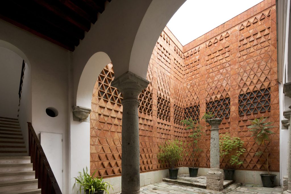 El Museo Textil de Oaxaca ha sido creado para apreciar, conservar y difundir los tejidos y bordados locales al vincularlos con las manifestaciones del arte textil de otras regiones del país y del mundo, y promover, al mismo tiempo, la manufactura de tejidos de calidad en beneficio de los productores.