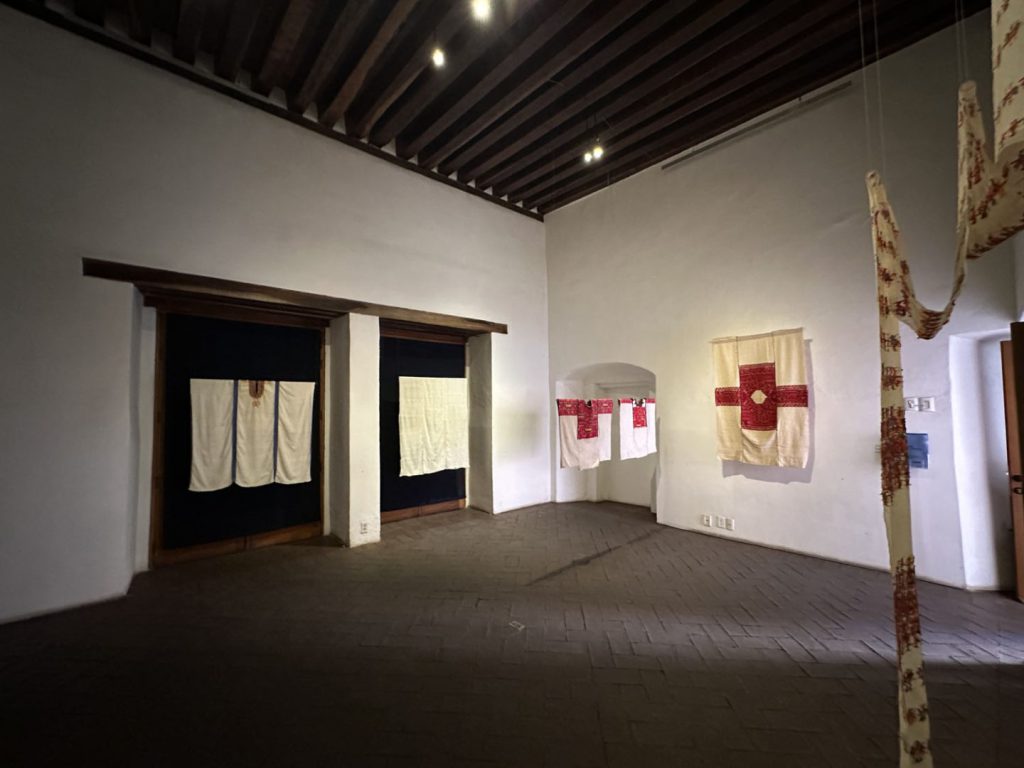 El Museo Textil de Oaxaca ha sido creado para apreciar, conservar y difundir los tejidos y bordados locales al vincularlos con las manifestaciones del arte textil de otras regiones del país y del mundo, y promover, al mismo tiempo, la manufactura de tejidos de calidad en beneficio de los productores.