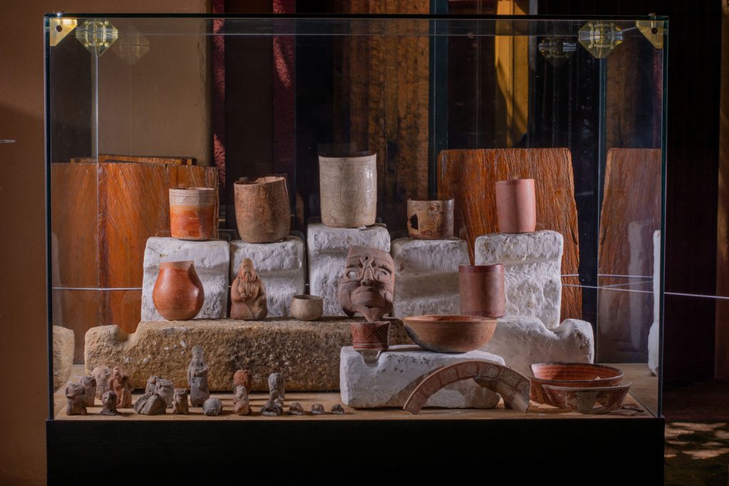 El Museo de Sitio de Toniná alberga gran cantidad de piezas arqueológicas que ofrecen una visión cercana a cómo solían ser las vidas política y social de los pobladores, así como sus actividades cotidianas.