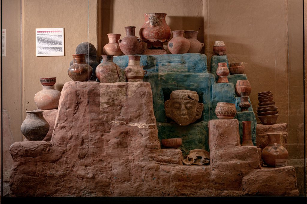 El Museo de Sitio de Toniná alberga gran cantidad de piezas arqueológicas que ofrecen una visión cercana a cómo solían ser las vidas política y social de los pobladores, así como sus actividades cotidianas.