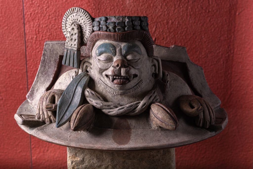 El Museo de Sitio de Toniná alberga gran cantidad de piezas arqueológicas que ofrecen una visión cercana a cómo solían ser las vidas política y social de los pobladores, así como sus actividades cotidianas.