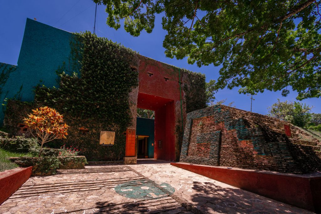 El Museo de Sitio de Toniná alberga gran cantidad de piezas arqueológicas que ofrecen una visión cercana a cómo solían ser las vidas política y social de los pobladores, así como sus actividades cotidianas.