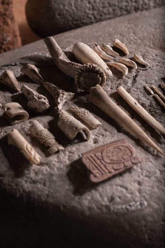El Museo de Sitio de Toniná alberga gran cantidad de piezas arqueológicas que ofrecen una visión cercana a cómo solían ser las vidas política y social de los pobladores, así como sus actividades cotidianas.