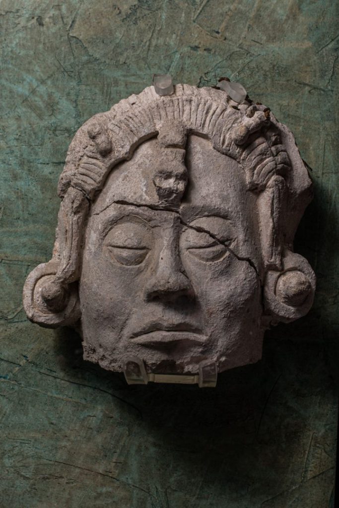 El Museo de Sitio de Toniná alberga gran cantidad de piezas arqueológicas que ofrecen una visión cercana a cómo solían ser las vidas política y social de los pobladores, así como sus actividades cotidianas.