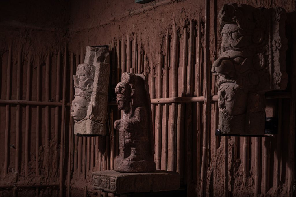 El Museo de Sitio de Toniná alberga gran cantidad de piezas arqueológicas que ofrecen una visión cercana a cómo solían ser las vidas política y social de los pobladores, así como sus actividades cotidianas.