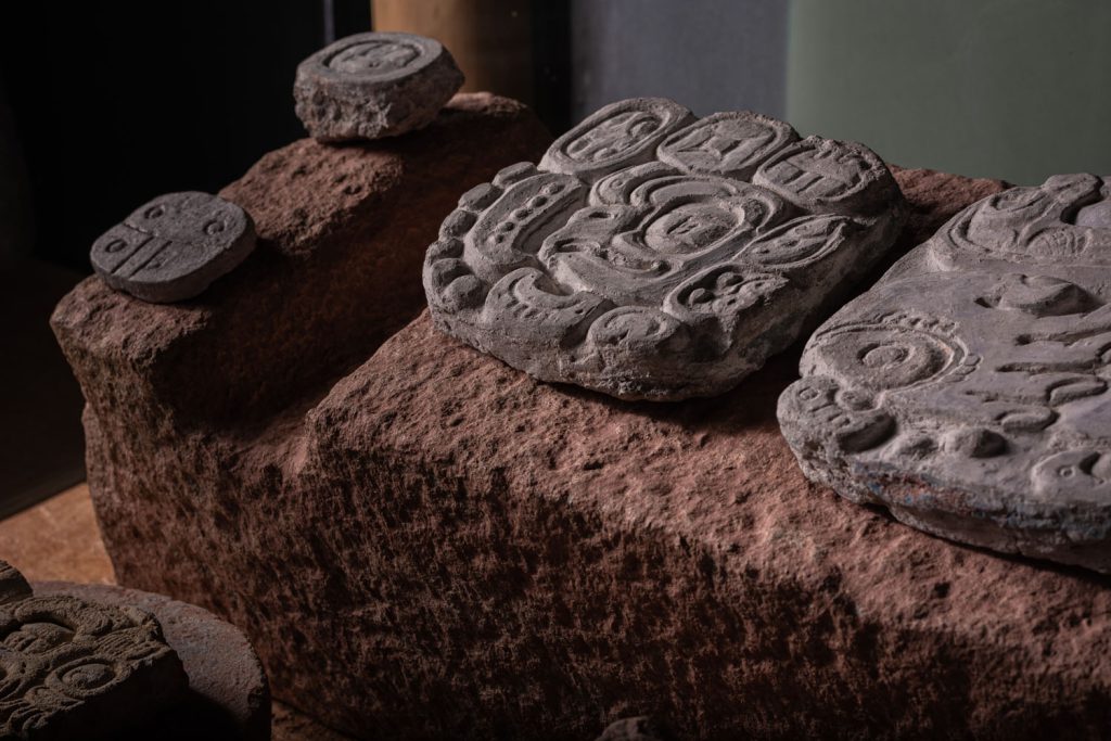 El Museo de Sitio de Toniná alberga gran cantidad de piezas arqueológicas que ofrecen una visión cercana a cómo solían ser las vidas política y social de los pobladores, así como sus actividades cotidianas.