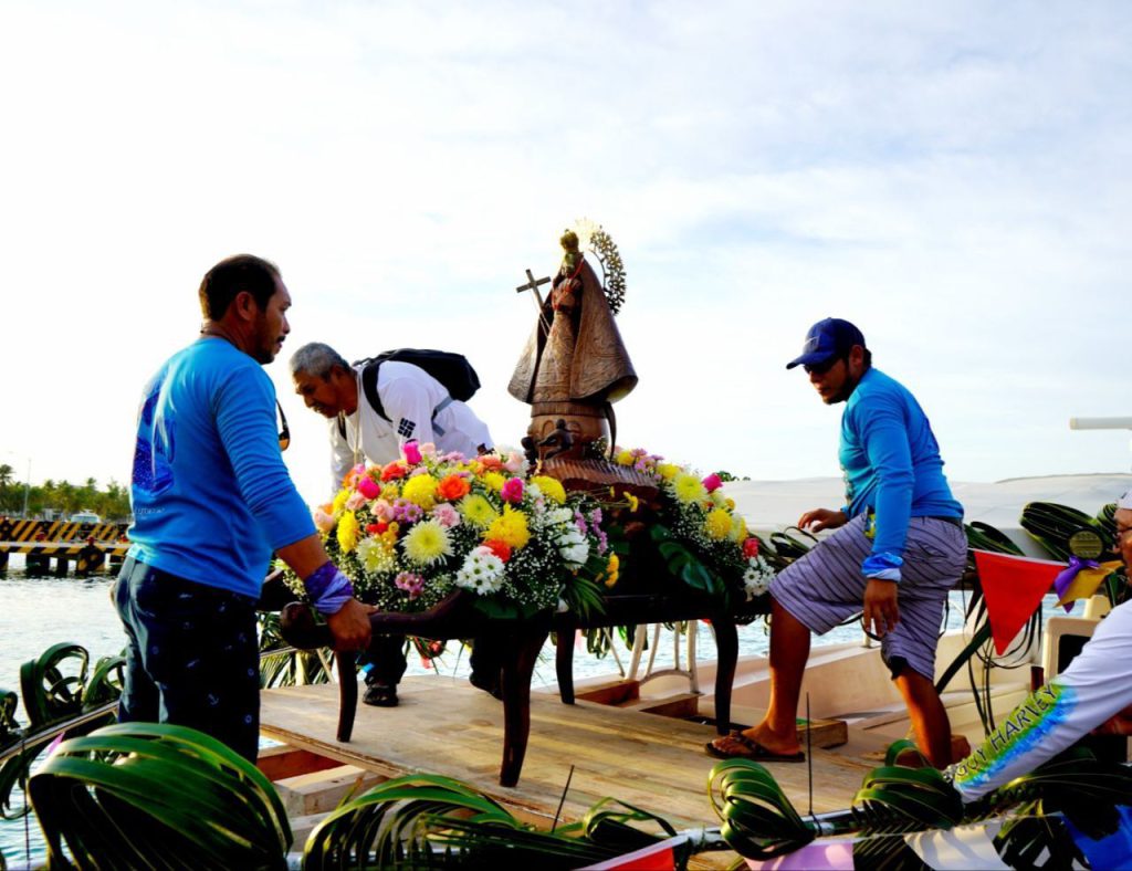 Más de cien embarcaciones surcaron esas aguas que escinden a Isla Mujeres de Contoy o Isla de los Pájaros, el diecisiete de septiembre de 1998, en una procesión religiosa dispuesta para conducir la imagen de la Virgen de la Caridad hacia una nueva capilla. 