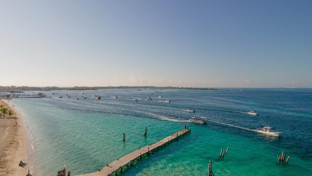 Más de cien embarcaciones surcaron esas aguas que escinden a Isla Mujeres de Contoy o Isla de los Pájaros, el diecisiete de septiembre de 1998, en una procesión religiosa dispuesta para conducir la imagen de la Virgen de la Caridad hacia una nueva capilla. 