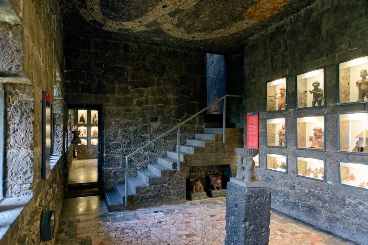 Desde un sitial que genera admiración y devoción en el espectador, ancestrales esculturas dialogan con obras de arte contemporáneo, logrando un eco del presente en el pasado. Este diálogo visual constante dentro del Anahuacalli fue el sueño de Rivera, que el muralista no vio terminado debido a su fallecimiento en 1957.