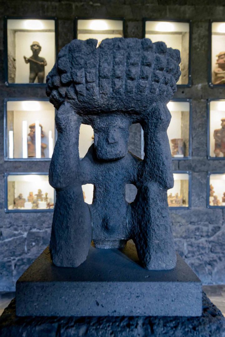 Desde un sitial que genera admiración y devoción en el espectador, ancestrales esculturas dialogan con obras de arte contemporáneo, logrando un eco del presente en el pasado. Este diálogo visual constante dentro del Anahuacalli fue el sueño de Rivera, que el muralista no vio terminado debido a su fallecimiento en 1957.