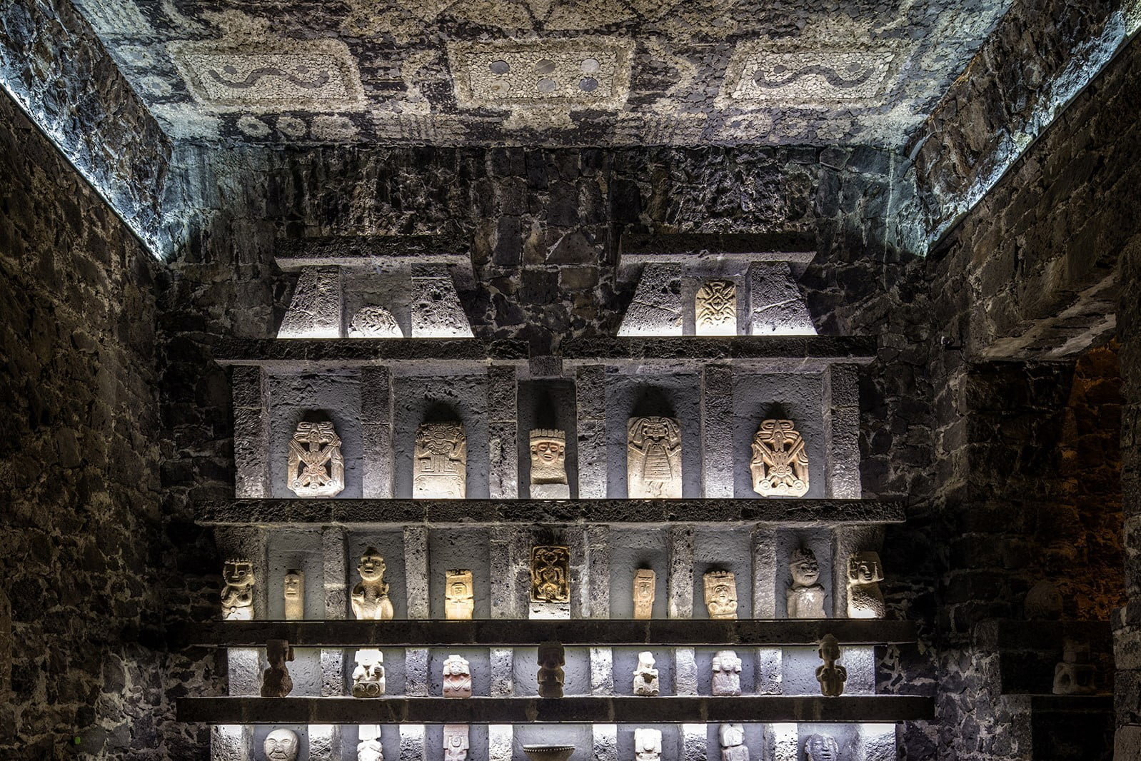 Desde un sitial que genera admiración y devoción en el espectador, ancestrales esculturas dialogan con obras de arte contemporáneo, logrando un eco del presente en el pasado. Este diálogo visual constante dentro del Anahuacalli fue el sueño de Rivera, que el muralista no vio terminado debido a su fallecimiento en 1957.