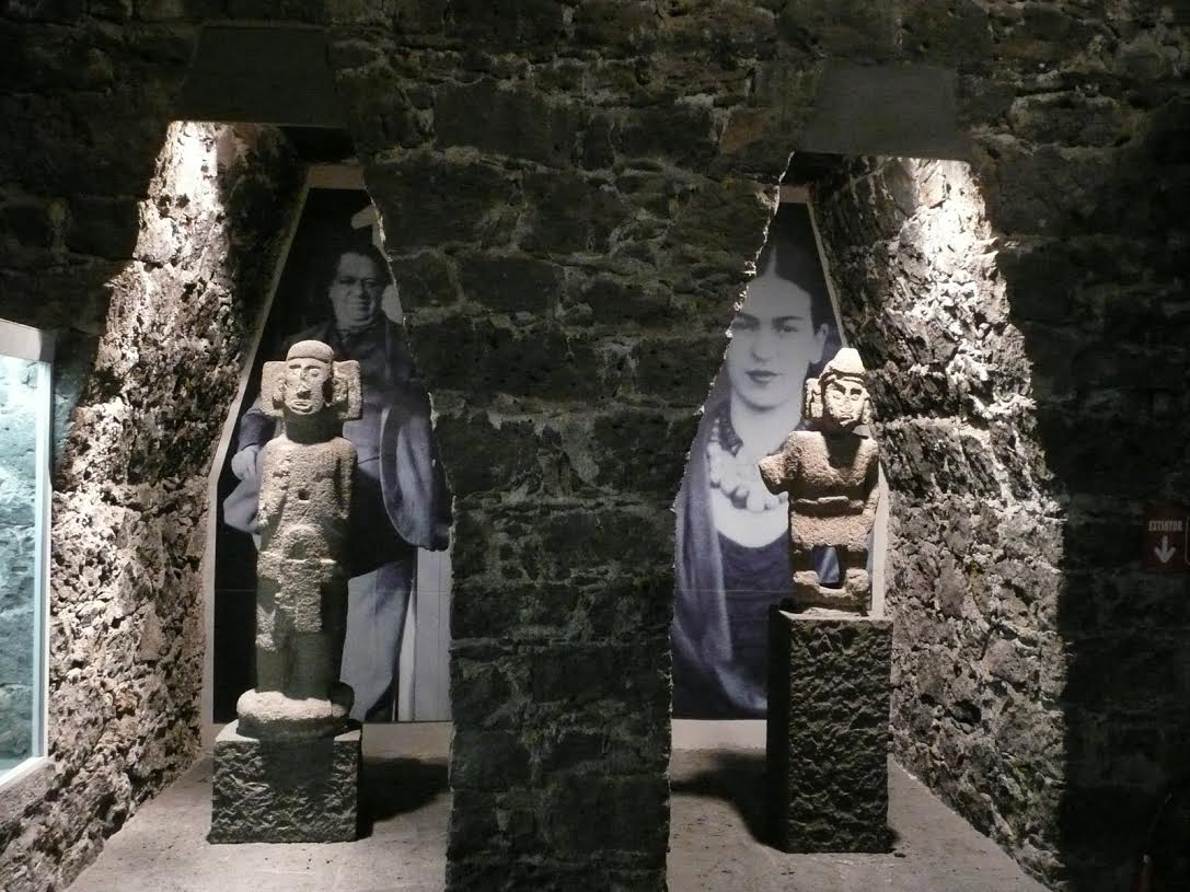 Desde un sitial que genera admiración y devoción en el espectador, ancestrales esculturas dialogan con obras de arte contemporáneo, logrando un eco del presente en el pasado. Este diálogo visual constante dentro del Anahuacalli fue el sueño de Rivera, que el muralista no vio terminado debido a su fallecimiento en 1957.