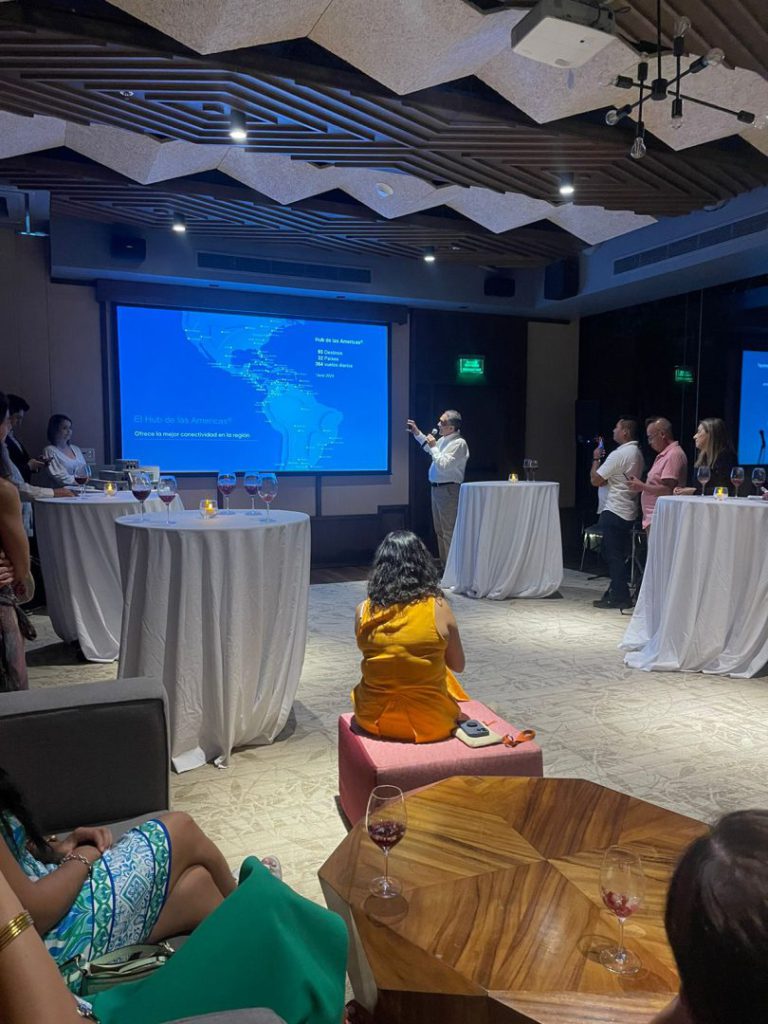 El Gerente General de Copa Airlines en México, Mauro Arredondo Martínez, anunció que a partir del 26 de junio de este año se pondrán en marcha cuatro vuelos semanales para conectar Tulum con Panamá mediante la aerolínea Copa Airlines.