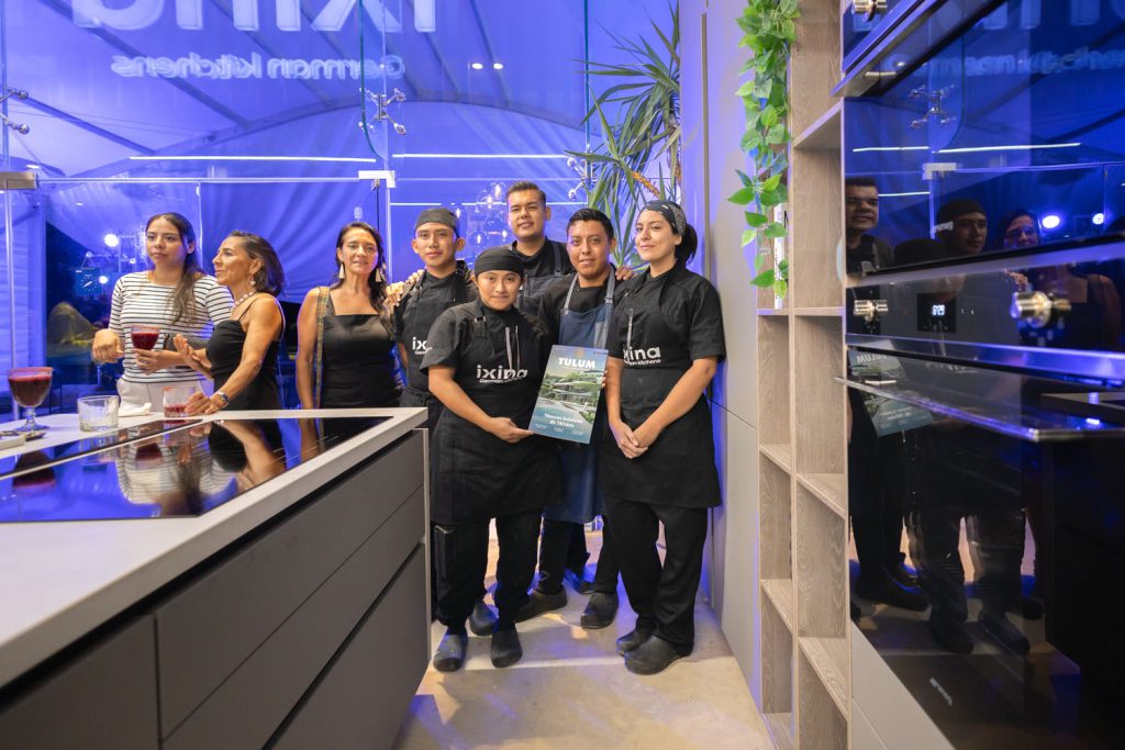 Esta celebración fue una colaboración entre Ixina German Kitchens y Cosentino, con el objetivo de destacar la calidad alemana en la fabricación de cocinas, combinada con el estilo francés característico de la marca.