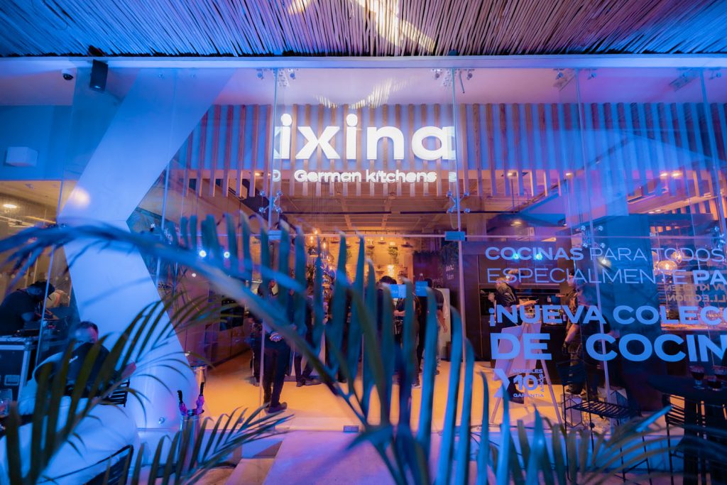 Esta celebración fue una colaboración entre Ixina German Kitchens y Cosentino, con el objetivo de destacar la calidad alemana en la fabricación de cocinas, combinada con el estilo francés característico de la marca.