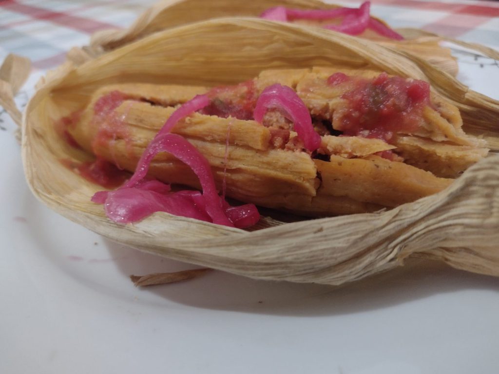 Pese a las coincidencias culinarias entre los estados peninsulares de Yucatán, Quintana Roo y Campeche, este último cuenta con platillos propios que lo distinguen de sus vecinos, tal es el caso del “jorochito de cazón”, un tamalito netamente campechano, según expertos.
