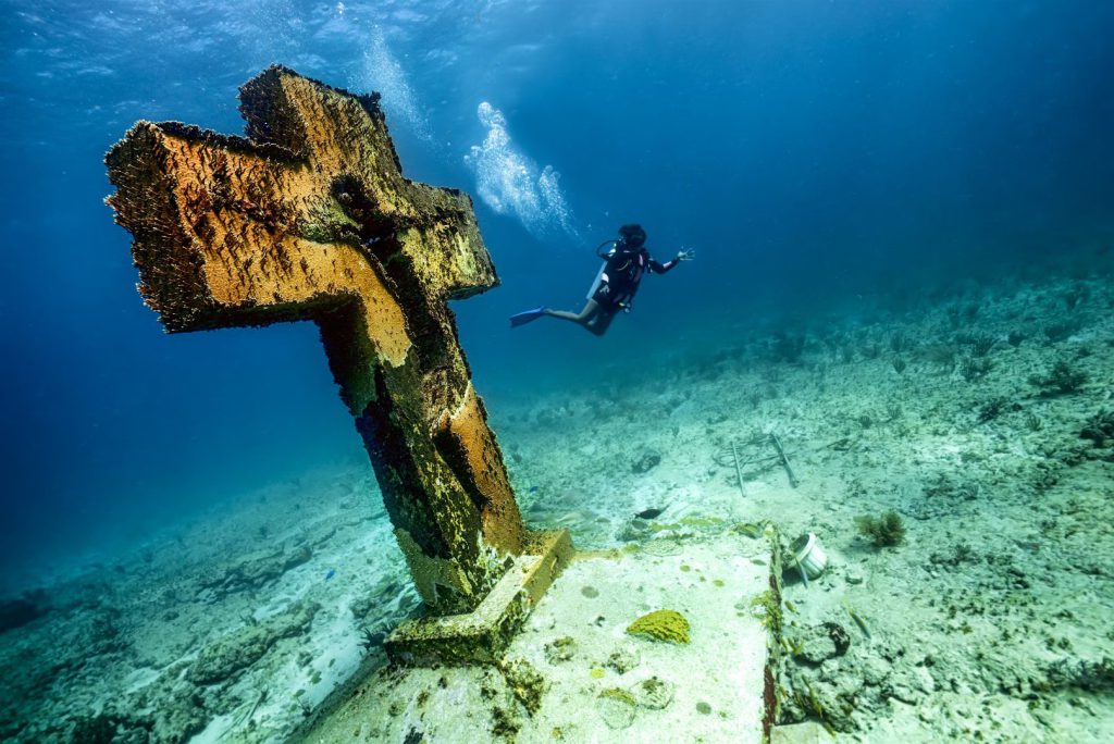 Ir a Isla Mujeres no es sólo llegar al territorio donde primero sale el sol en México, sino también a un pedazo de paraíso lleno de arenas blancas, playas de aguas turquesas, aves exóticas y peces extraordinarios (como el tiburón ballena
