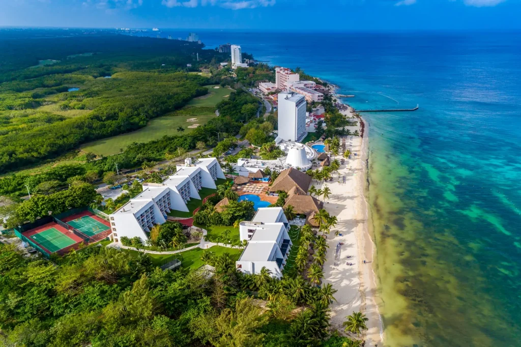 La actualidad de la mayor isla quintanarroense, pionera del turismo desde hace más de 70 años, es de gran importancia teniendo en consideración que —junto con Isla Mujeres, Benito Juárez (Cancún), Solidaridad (Playa del Carmen), Puerto Morelos, Lázaro Cárdenas (Holbox) y desde luego Tulum— se forma una verdadera constelación de siete fulgurantes estrellas turísticas que ofrecen una gran variedad de opciones para todos los gustos.